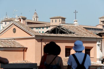 Dos personas observan el techo