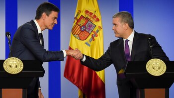 Sánchez saluda a Duque (AFP)