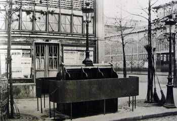 Los urinales públicos no son una novedad en la capital francesa