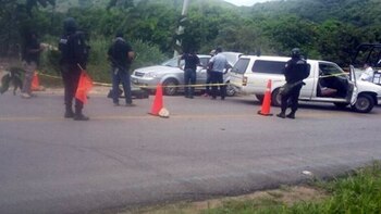 En un auto abandonado en la carretera hallaron los cuerpos del profesor, su hija y su yerno.