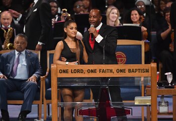 Ariana Grande se presenta durante