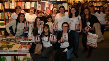 La autora firmó por casi