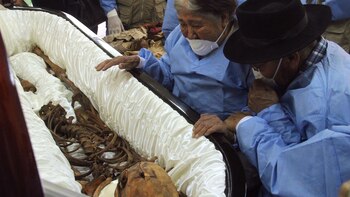 En esta foto, del 22 de agosto de 2018, proporcionada por el Equipo Forense Especializado peruano, Máximo Cueto, de 86 años, y su esposa, Gregoria Gastelú, de 88, observan los restos de su hijo Cesáreo Gastelú, quien fue secuestrado por los militares en 1984 y asesinado en la base militar Los Cabitos, en Huamanga, Perú