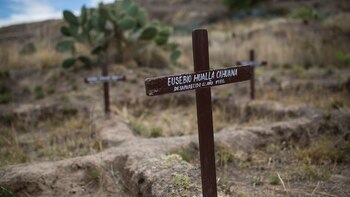 Una cruz con el nombre de Eusebio Hualla Capuana, que desapareció en 1986, se encuentra en La Hoyada, un campo que fue utilizado por el regimiento militar Los Cabitos en Huamanga, Perú