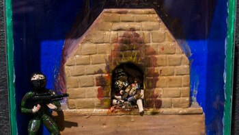 Esta foto del 16 de agosto de 2018 muestra una escultura que representa a un soldado peruano montando guardia junto a un horno donde se incineran presos políticos, en exhibición en el Museo de la Memoria en Huamanga