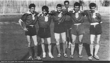 Soriano (centro) intentó ser futbolista