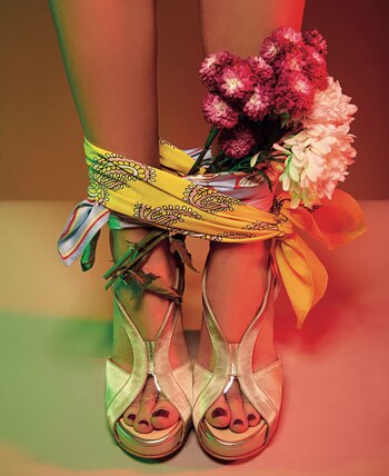 Zapatos dorados con detalle de