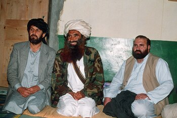 Jalaluddin Haqqani con dos comandantes de la guerrilla Amin Wardak y Abdul Haq en una foto tomada el 2 de abril de 1991 en su cuartel de Miranshah, en Pakistán (AFP PHOTO / Zubair MIR)