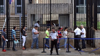 Cubanos frente a la Embajada