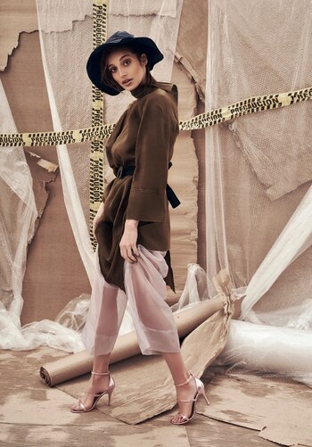 Camisola amplia, pantalón translúcido, cinto