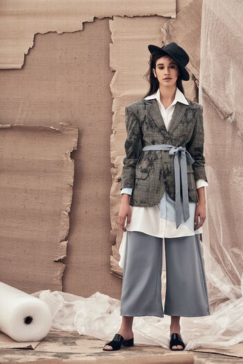 Camisa con recorte, pantalón palazzo