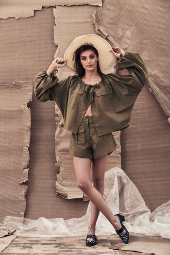 Blusa y short verde militar
