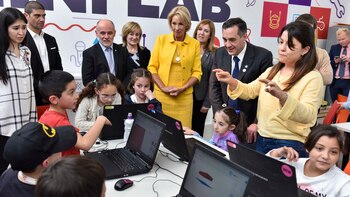 Finocchiaro, junto a Betsy Devos