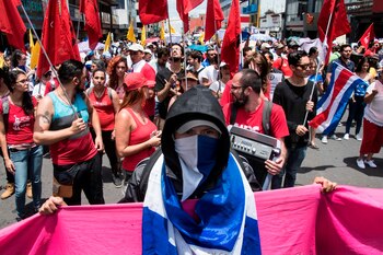 Nicaragüenses y costarricenses participando en