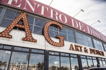 La imponente fachada del galpón,