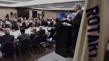 Marx ante el auditorio de rotarios