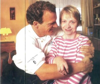 Benfante junto a Tina Hansen.