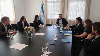 Mauricio Macri y parte de su Gabinete en una reunión sobre el programa