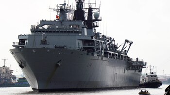 El imponente buque navega con