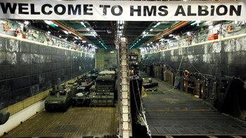 Vehículos militares en el interior