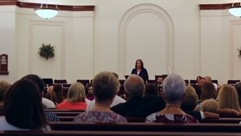 McKenna expone ante la iglesia