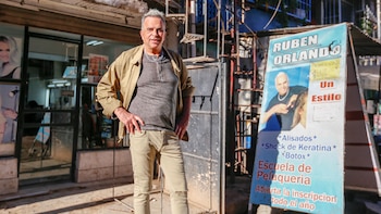 Rubén Orlando, el peluquero de los famosos que ahora trabaja en la Villa 31 (Nicolás Aboaf)