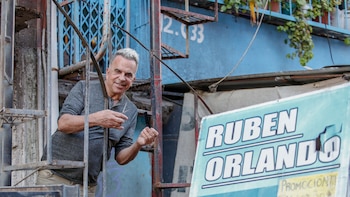 Por su difícil situación económica, el coiffeur trabajó como vendedor ambulante en una favela brasileña (Nicolás Aboaf)