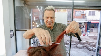 Con más de 40 años de carrera, Rubén Orlando sigue encargándose personalmente de sus clientas (Nicolás Aboaf)