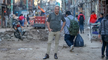 Orlando enseña su oficio en la Villa 31 (Nicolás Aboaf)