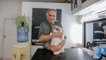 Rubén Orlando con una de las mascotas del barrio en su local (Nicolás Aboaf)