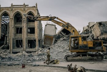 Los trabajadores limpian los escombros