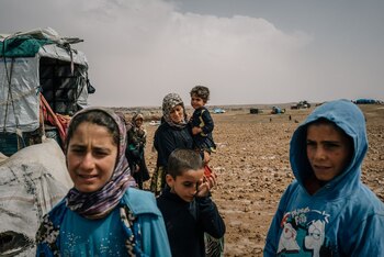 Una familia desplazada por los