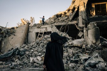 Una mujer camino frente a