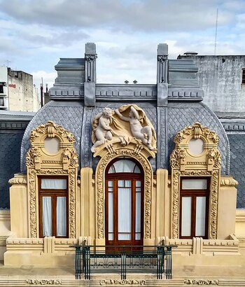 Parte de la fachada y