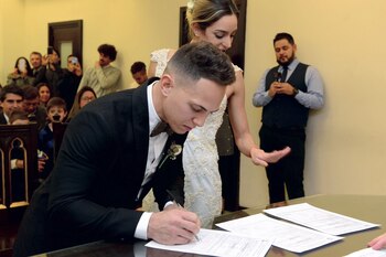 Nicolás y Florencia en el Registro Civil de Uruguay y Córdoba, con sus compañeros de Sép7timo día.
