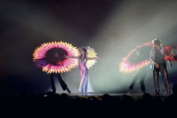 Florencia Aracama en plena función: interpreta a la femme soleil.