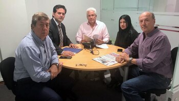 La reunión en Lima entre Roberto Rock, presidente de la Comisión de Libertad de Prensa e Información de la SIP; Jony Rahal, diputado de la Asamblea Nacional de Venezuela; y Gustavo Mohme, presidente de la SIP. (Foto: SIP)