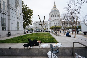 Una persona sin hogar durmiendo