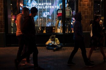 Turistas y residentes caminan frente a personas sin hogar por las calles de San Francisco (The Washington Post / Mason Trinca)