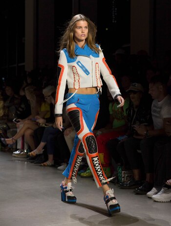 Blanco, rojo, negro y celeste, acordonados, con red y de cuero, las botinetas de la nueva colección de Jeremy Scott