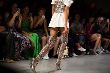 Vertiginosas, llamativas y súper exclusivas, las bucaneras de glitter y lentejuelas realizadas en PVC con taco de acrílico de la temporada de verano 2019. Este modelo de zapato se repitió en varios looks del diseñador sobre la pasarela.