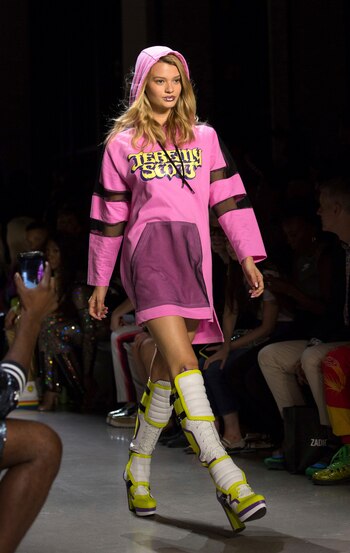 Jeremy Scott presentó su colección primavera-verano 2019 con muchas polémicas. Mensajes y diseños exóticos. Cuero, red y cordones, en blanco, violeta y amarillo flúo, unas botas de caña alta con taco ancho acompañaron a un buzo fucsia en red y algodón