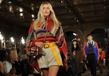 La cita fue en la terraza de Bethesda en Nueva York, Ralph Lauren festejó sus primeros 50 años en la moda y quiso rendir tributo a una heroína atemporal y al estilo americano. Un clásico look RL, con shorts al estilo safari combinándolo con un poncho multicolor tejido