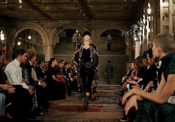 Durante el show se vieron todas las colecciones. Hombre, mujer y niños, alta costura y ready to wear. Accesorios, calzado y marroquinería también formaron parte del desfile aniversario de Ralph Lauren.
