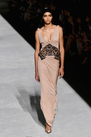 Park Avenue Armory fue el escenario elegido por Tom Ford para presentar la colección 2019. En pasarela, un diseño drapeado en nude escote V sin mangas con faja de cuero de animal print de leopardo.