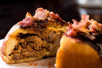 Rock: dona rellena de pulled pork y cubierta con BBQ y tocino