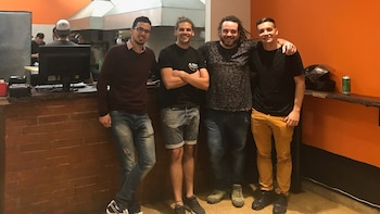 Los tres socios junto a “Lechu”, quien les maneja las redes sociales