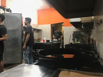 La grasa chilla, está caliente y espera a las empanadas que luego serán vendidas