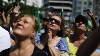 Los manifestantes realizaron una oración por la pronta recuperación de Bolsonaro (Reuters)
