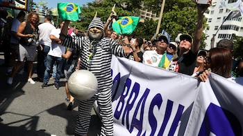 Un hombre viste un traje de preso, en alusión a Lula da Silva (Reuters)